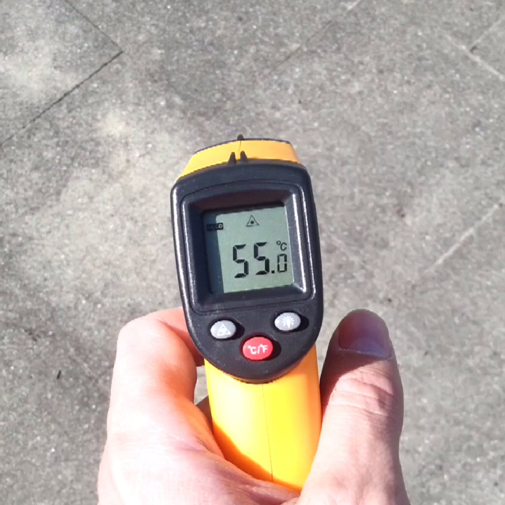 Boden-Temperaturmessung mit Infrarotthermometer im Sommer