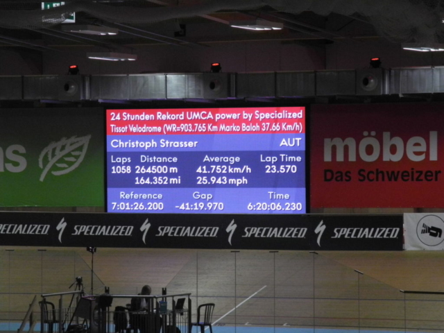 christoph-strasser-weltrekordversuch-tissot-velodrom-grenchen-2017-anzeigetafel-3